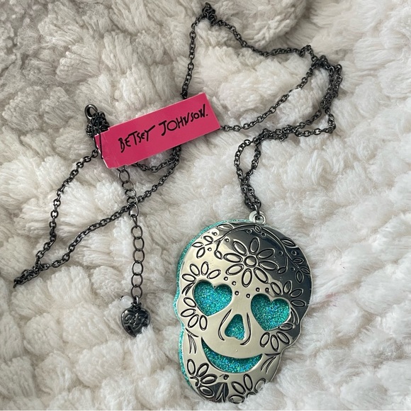 BETSEY JOHNSON Engraved Double Skull Pendant Long Necklace NWT - Picture 16 of 16